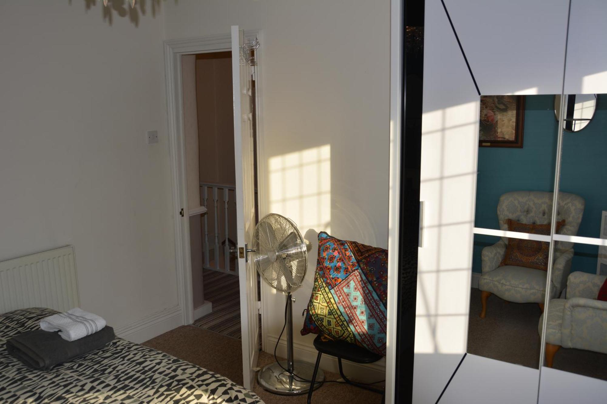 Cozy, Modern, Spacious 4 Bedroom House In London 罗姆福特 外观 照片